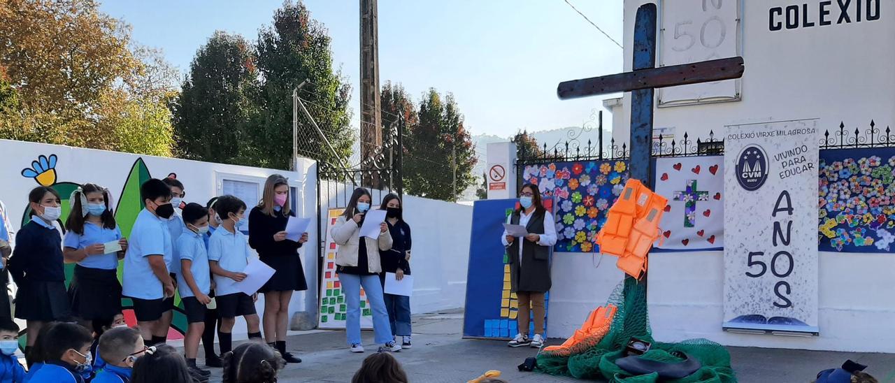 El acto de ayer, con la cruz de Lampedusa en la entrada al colegio Virxe Milagrosa de Bueu