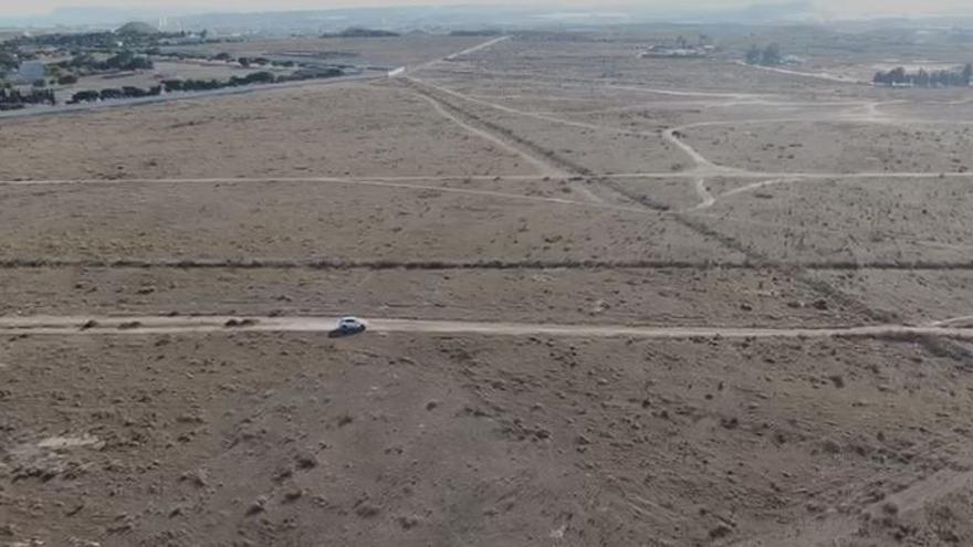 Un vehículo se salta un control por el cierre perimetral en Alicante y huye por un camino de tierra