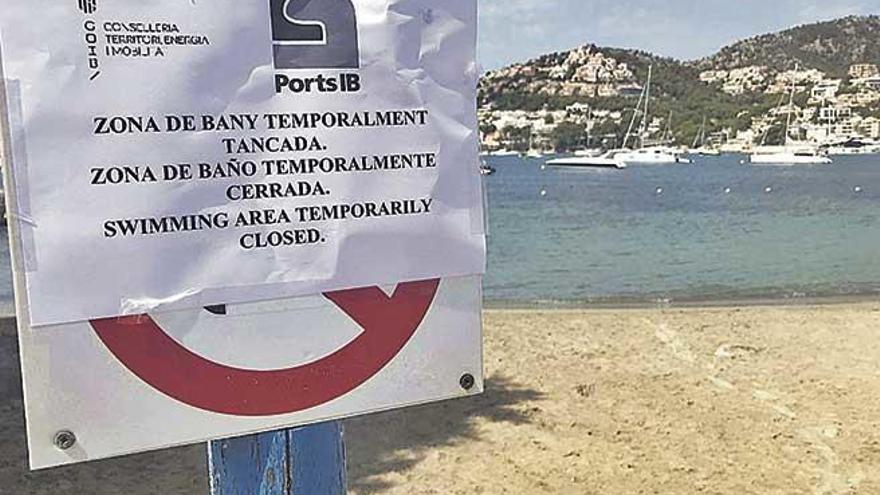 Agentes de Puertos de les Illes Balears cerraron la pequeña playa urbana en primera línea del Port de forma preventiva.