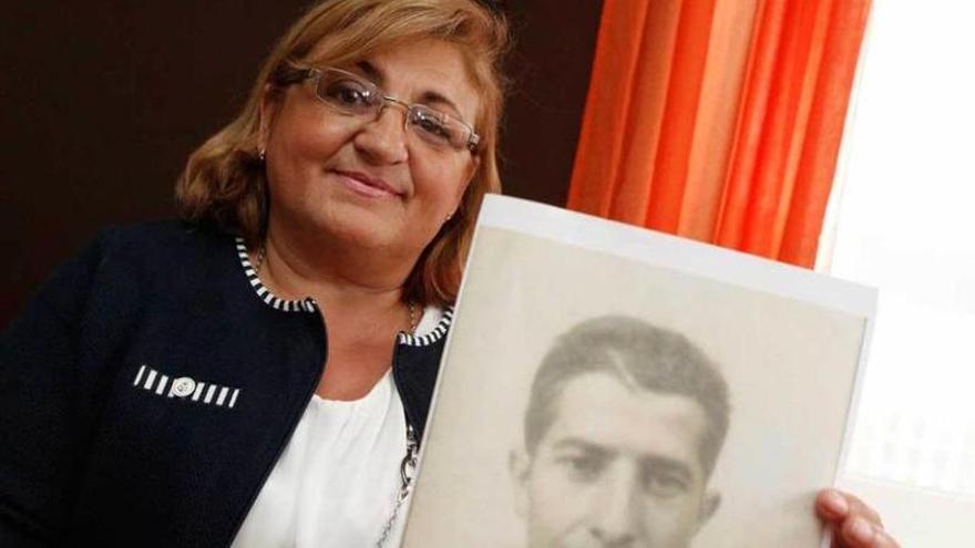 Maribel Luna, con un retrato de su abuelo, Aquilino Baragaño.