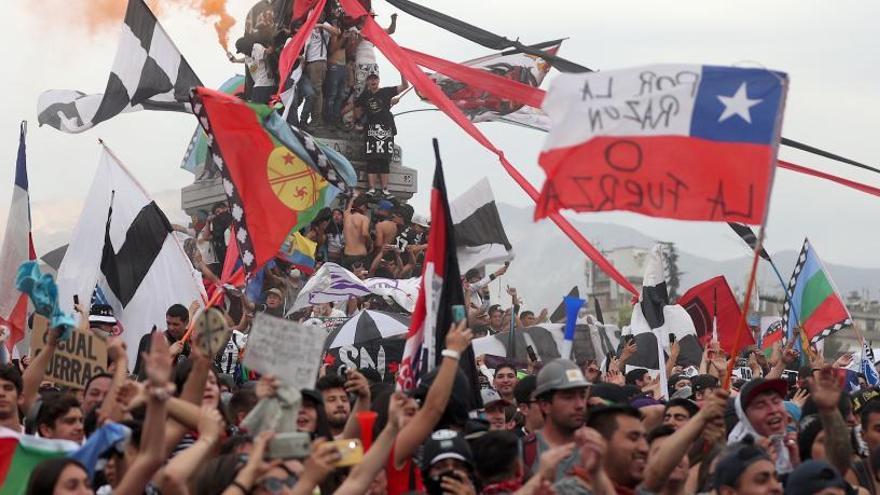 Manifestantes piden la dimisión de Sebastián Piñera