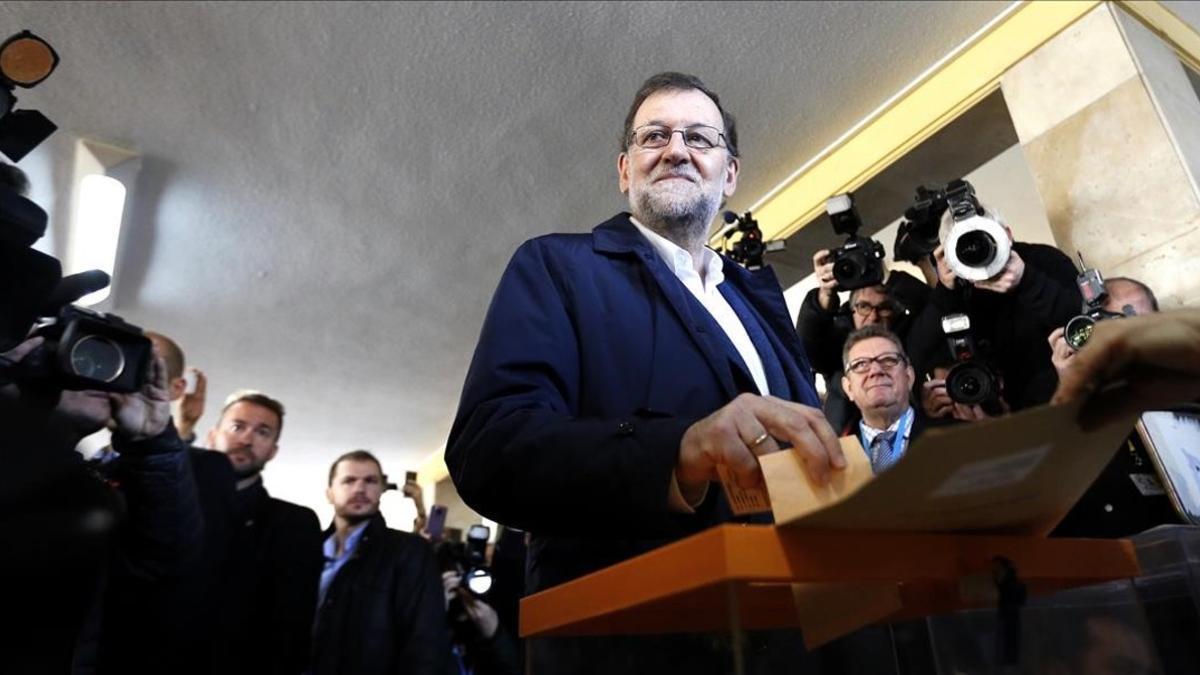 Mariano Rajoy vota el 20-D de 2015.