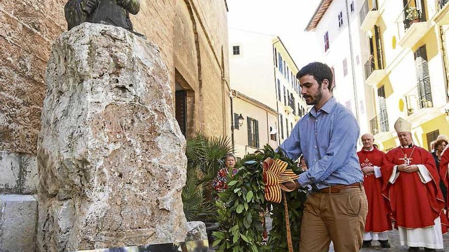 Ponen una corona de laureles en el busto de Barceló.