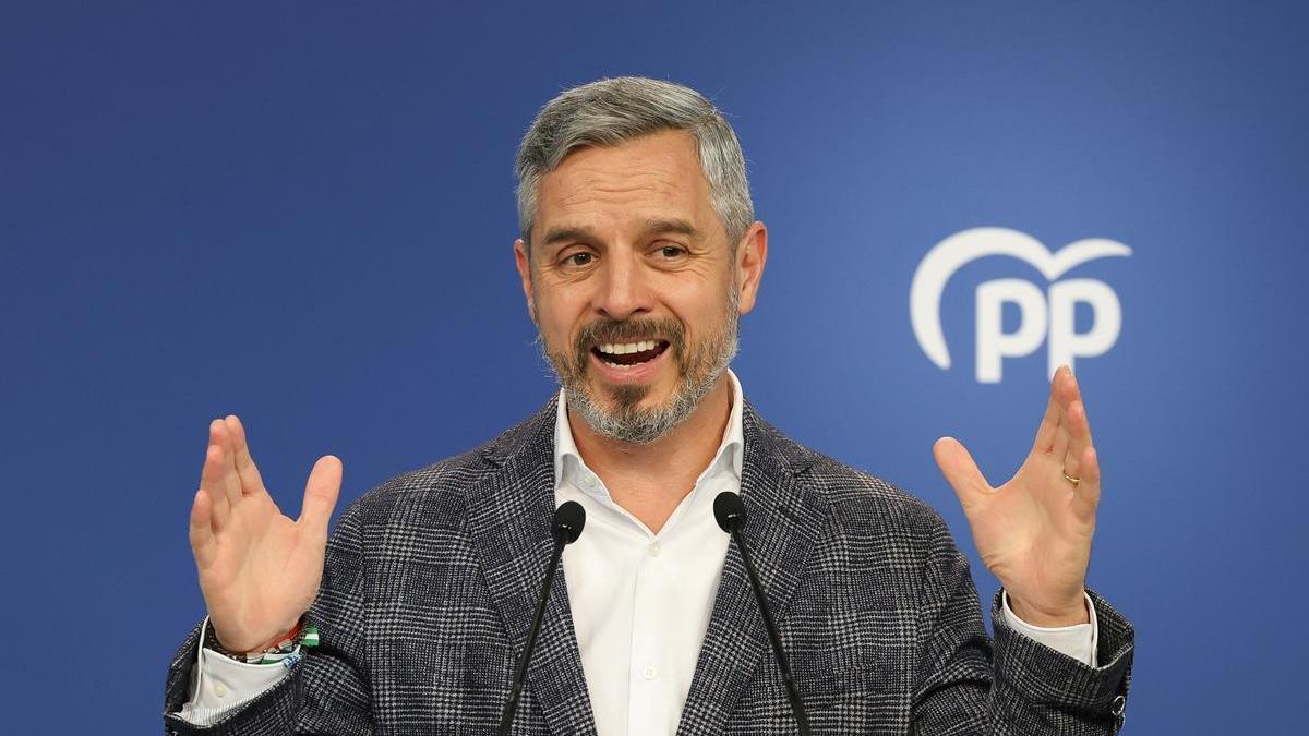 El vicesecretario de Economía del Partido Popular, Juan Bravo, este lunes, en una rueda de prensa en la sede del PP de Madrid.