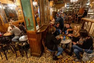 Barcelona blinda 5 años más la actividad de un bar y un comercio emblemáticos del centro