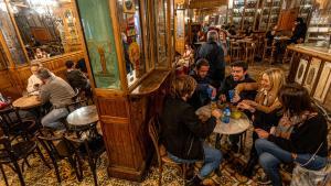 Interior del bar Marsella, en el Raval.