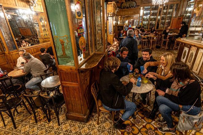 Interior del bar Marsella, en el Raval.