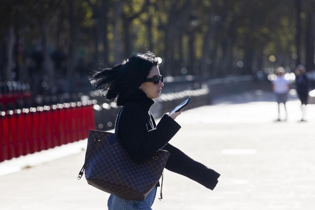 Barcelona 3/11/2022 Tema sobre faltas de ortografía de jóvenes y adultos por el uso de las rrss redes sociales en smartphone teléfono móvil Foto de Ferran Nadeu