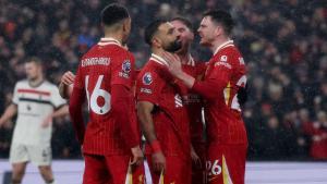 Los jugadores del Liverpool celebran el gol de penalti de Salah.