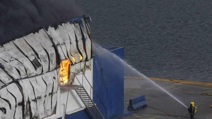 Un bombero en la extinción del incendio en Fandicosta. // G.N.