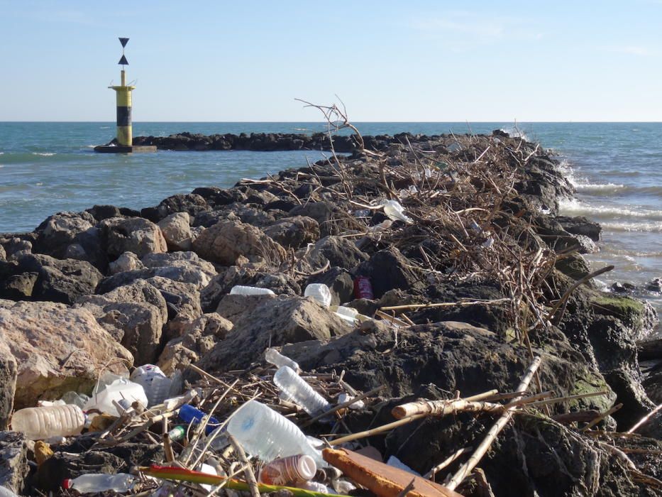 Más denuncias de vertidos plásticos a la bahía de Palma