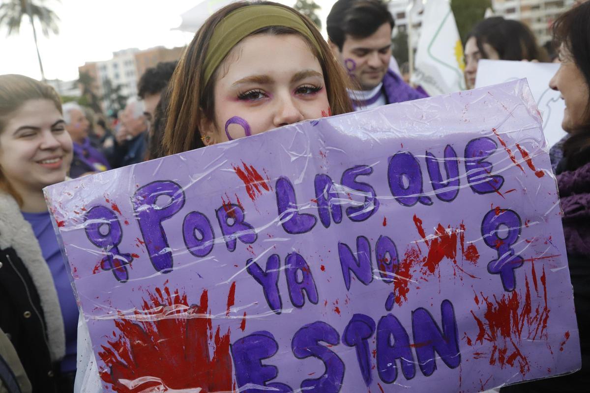 Una joven, con un cartel, en la manifestación.
