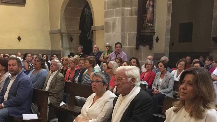 Asistentes a la entrega del premio, sentados con el Padre Ángel al inicio de la ceremonia.