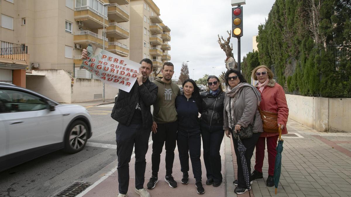Plataforma de vecinos afectados por el semáforo foto-rojo de Canet d'En Berenguer