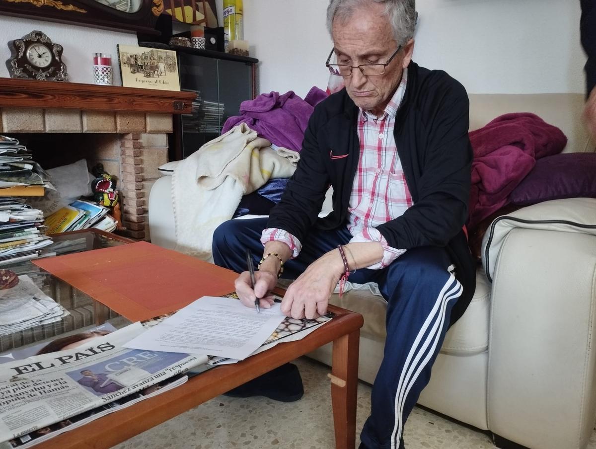 Momento de la firma del documento mediante el que se exime a la familia de cualquier tipo de responsabilidad civil por la huelga de hambre que lleva a cabo Antonio Reverte.