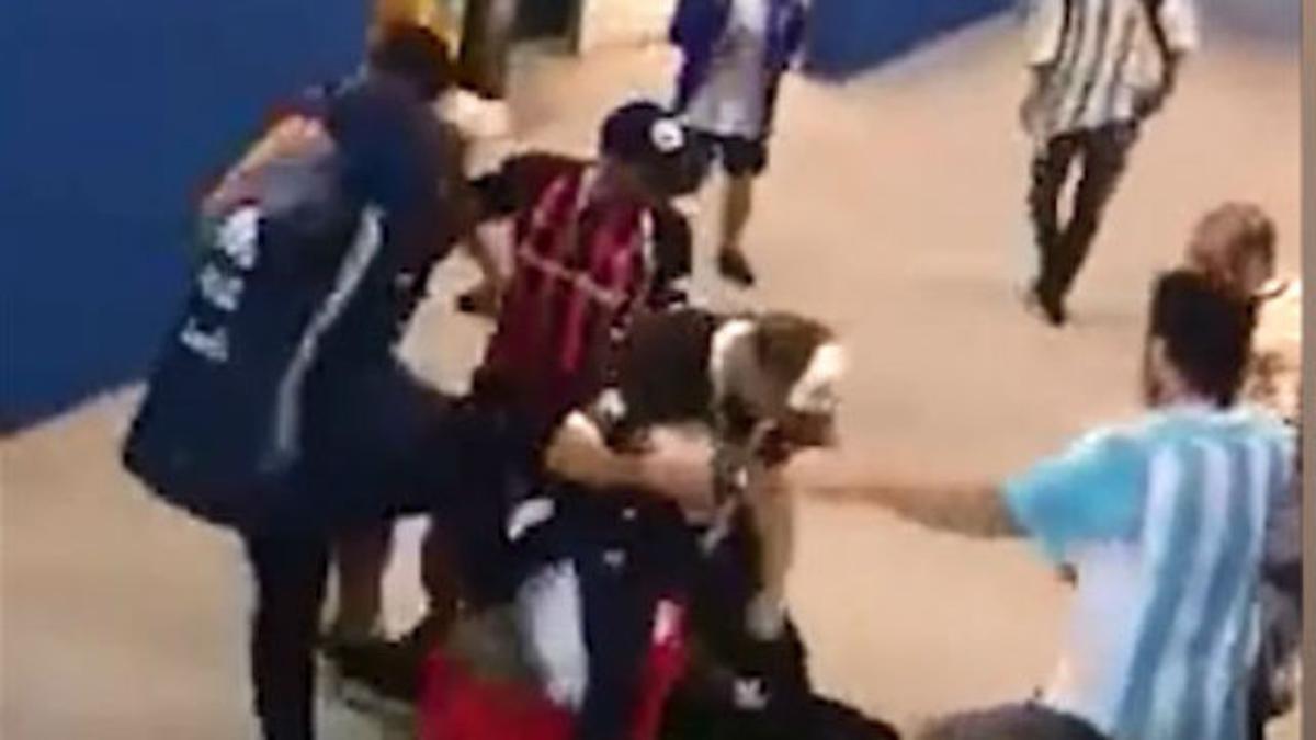 Brutal agresión de unos hinchas argentinos a unos croatas tras la derrota de Argentina