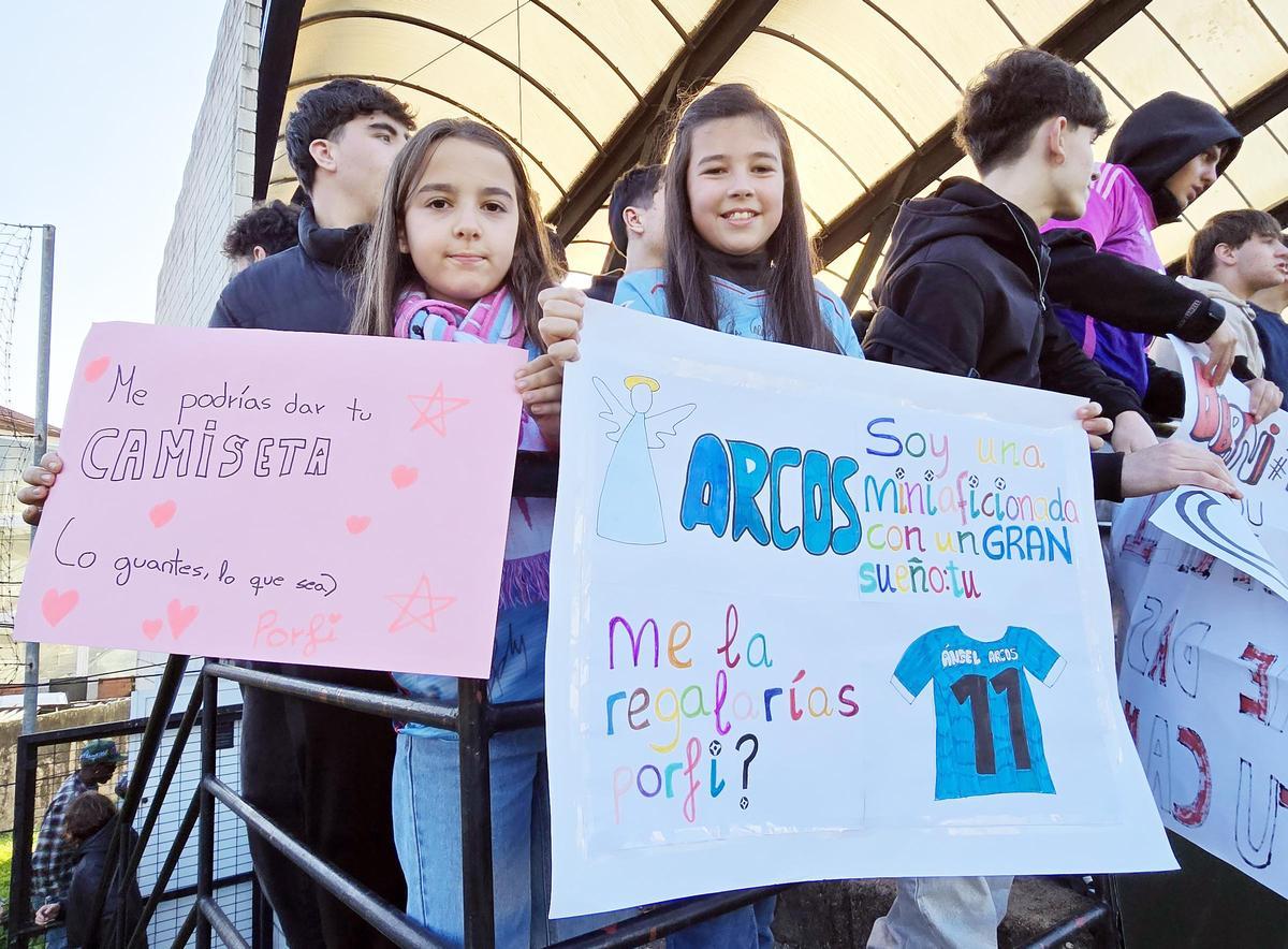 Dos jóvenes aficionadas del Celta Fortuna, en la grada de Barreiro tras el partido contra el Mérida.