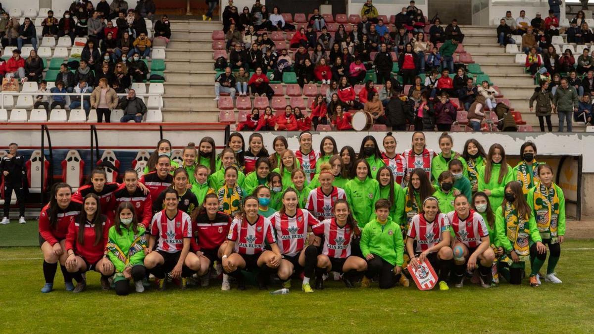 Foto del equipo, junto a canteranas, en el Ruta de la Plata. | J. L. F.