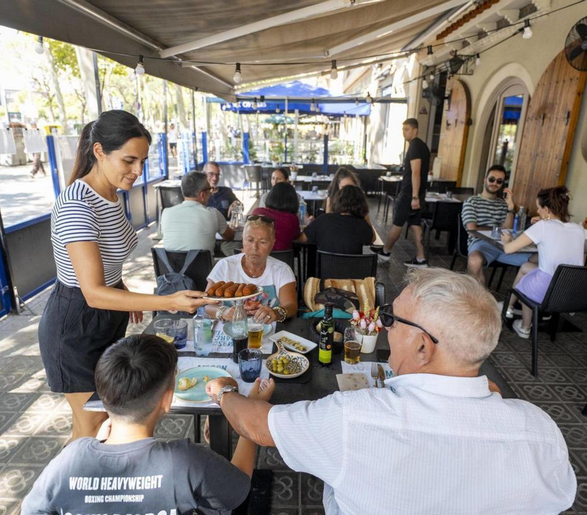 Una campanya promou el català en bars i restaurants