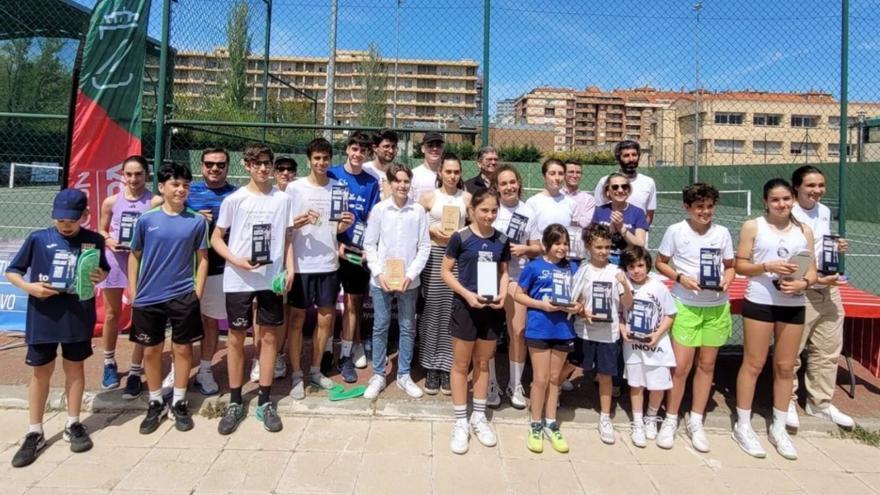 Los primeros ganadores del torneo posan para las cámaras en la Ciudad Deportiva. | Cedida