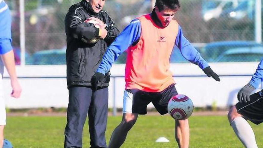 Teo, en un entrenamiento del Pontevedra, con el técnico Fernando Castro Santos.