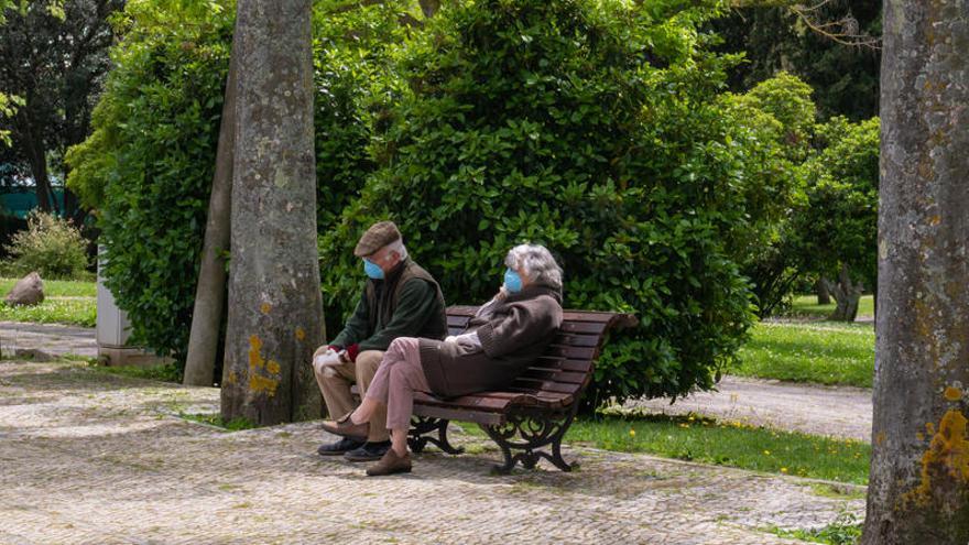 Dos ancianos en un parque de Lisboa.