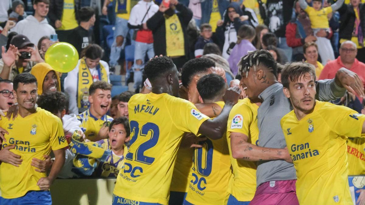 Los jugadores de la UD celebran uno de sus goles en el derbi ante el Tenerife