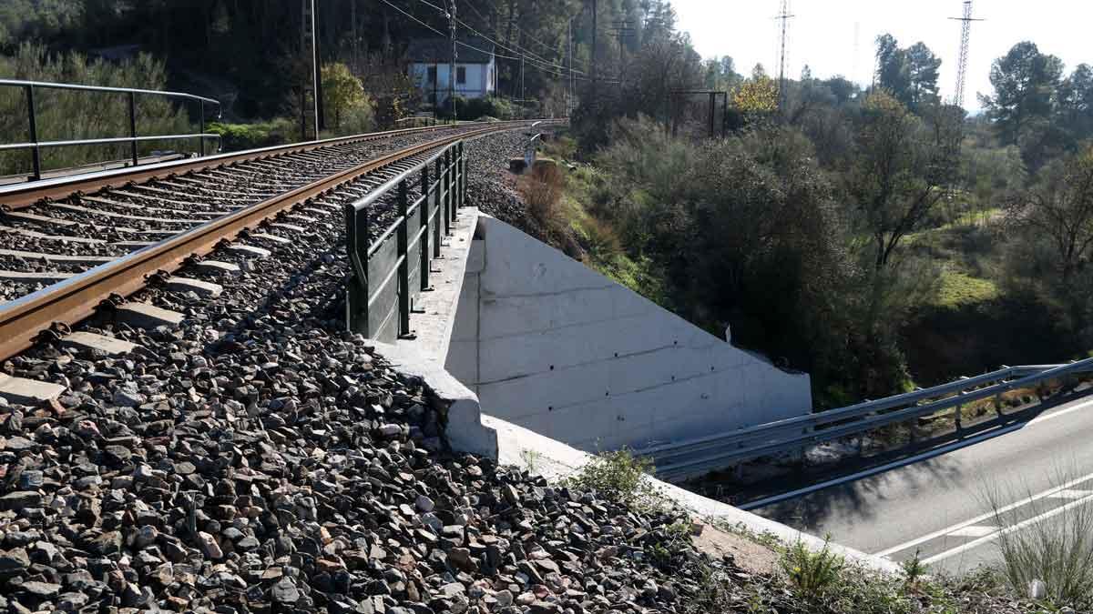 El puente de García (Ribera d'Ebre, Tarragona) donde ha fallecido un hombre tras caer mientras caminaba por las vías del tren