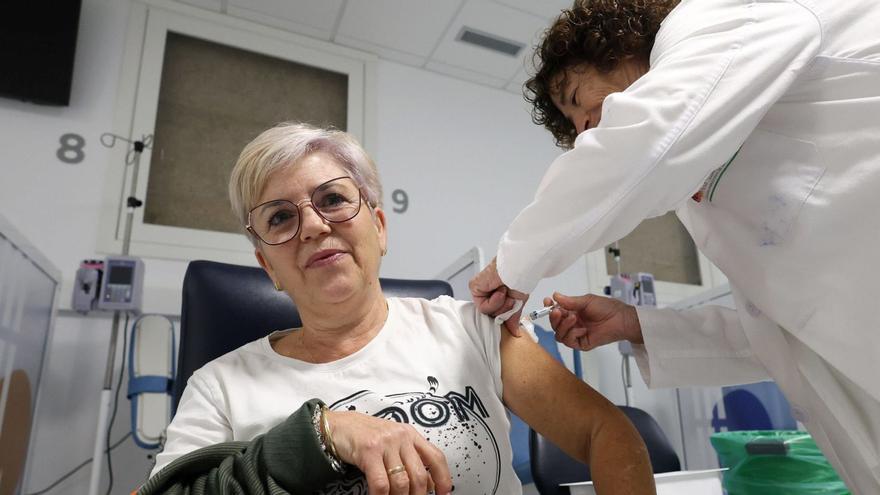 Una mujer recibe ayer la vacuna en el Hospital Provincial de Pontevedra.