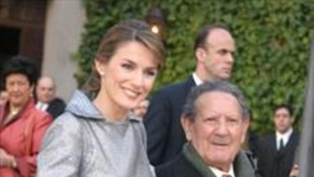 Letizia, en la boda de una prima en el 2004,  con su abuelo Francisco.