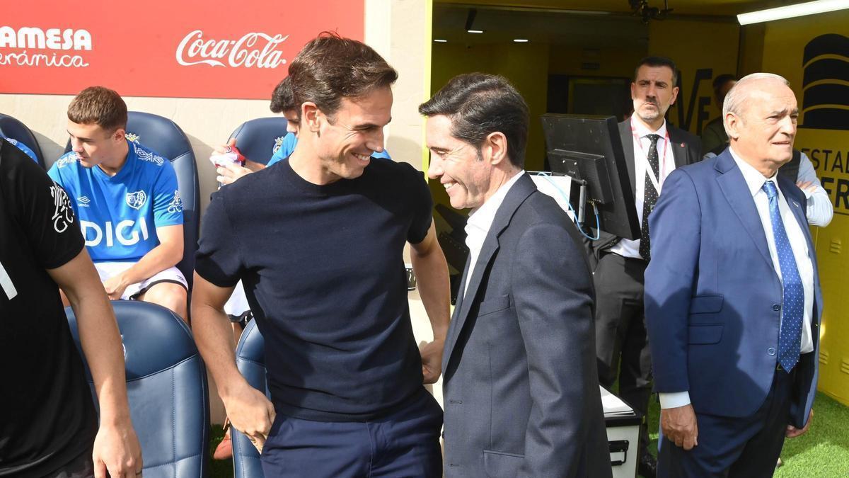 Marcelino saluda en la primera vuelta en La Cerámica a Iñigo Pérez, exentrenador del Rayo Vallecano y el elegido para reemplazarle en el Villarreal CF.