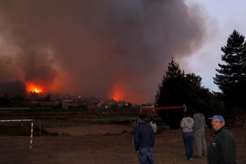 Un incendio obliga a desalojar casas en Mondariz