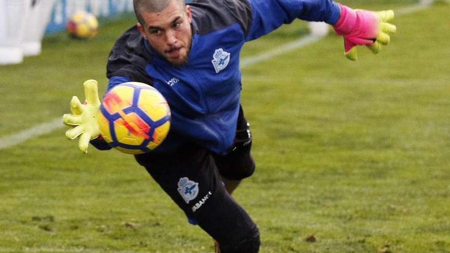 Rubén se estira para desviar un balón ayer en el entrenamiento del equipo.