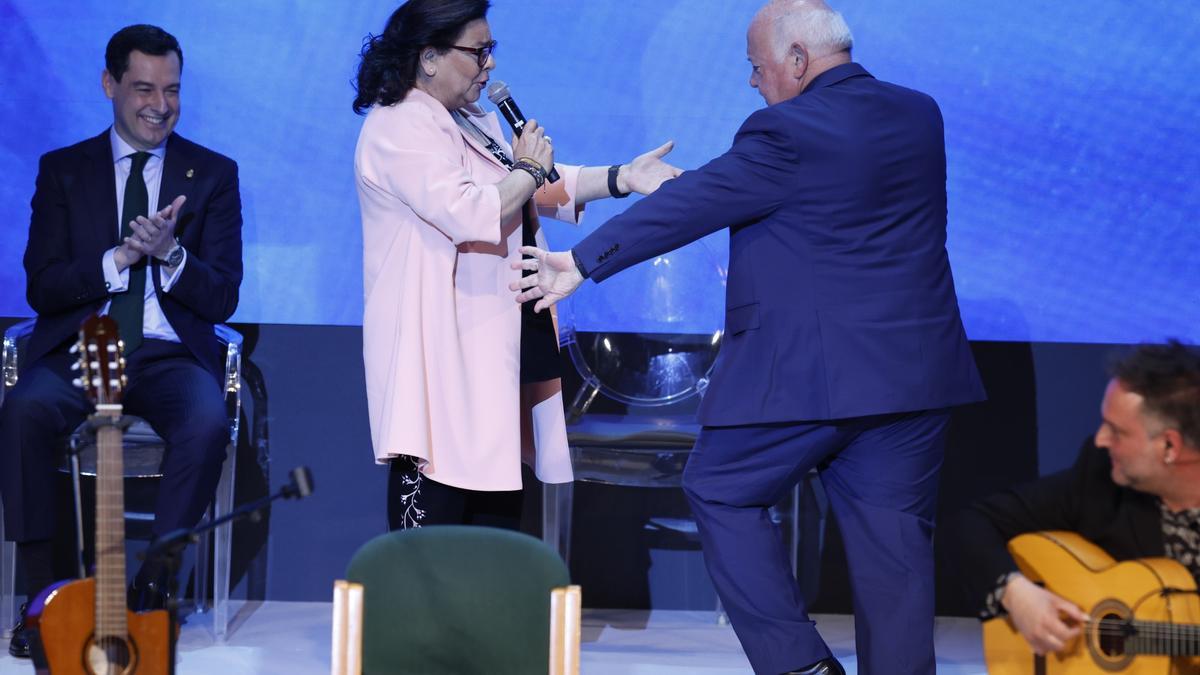 María del Monte y Jesús Aguirre, bailando una sevillana en el teatro de la Maestranza.
