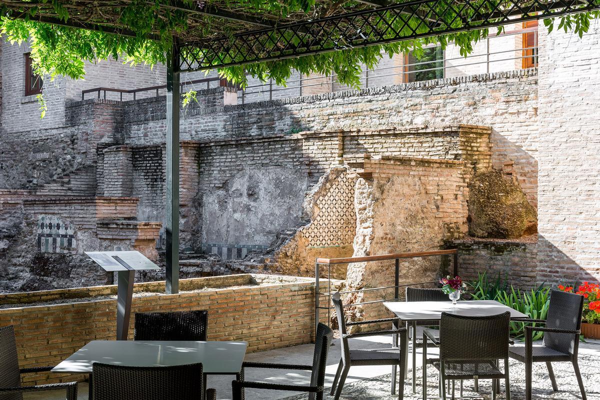 El Parador de Granada, el lugar situado a una hora de Málaga en el estuvieron enterrados los Reyes Católicos y que tiene vistas a la Alhambra