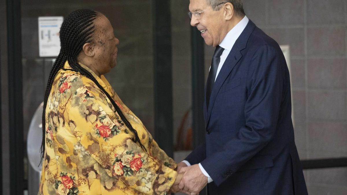 El ministro de Exteriores de Rusia, Serguéi Lavrov, saluda a su homóloga sudafricana, Naledi Pandor, durante una visita a Pretoria el pasado 23 de enero.