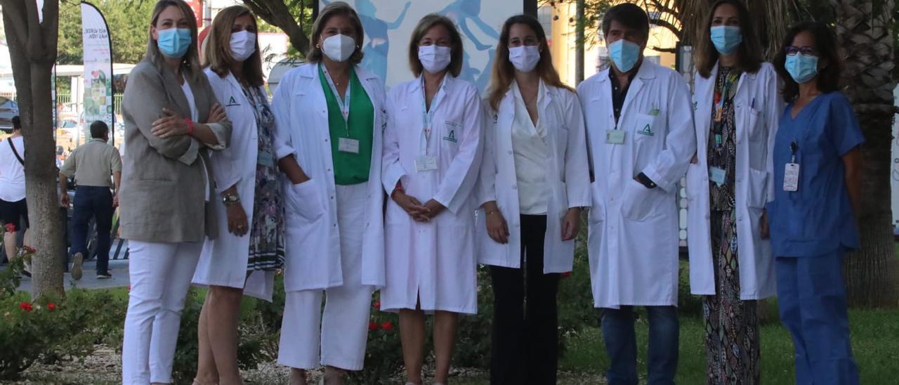 Profesionales de los Servicios de Cirugía Pediátrica y Anestesiología, con directivos del hospital Reina Sofía.