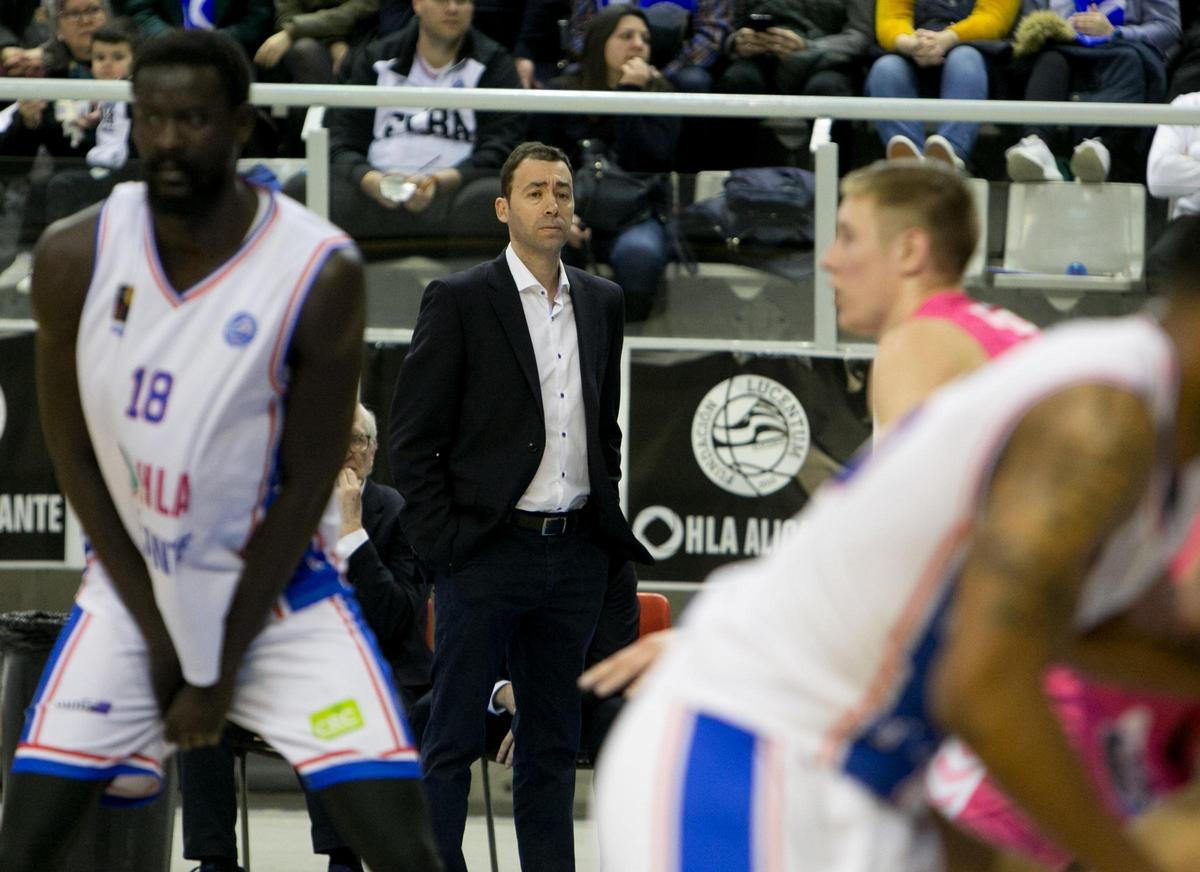 Pedro Rivero dirige al Lucentum en la semifinal del ascenso a la ACB frente a Breogán, en Alicante.