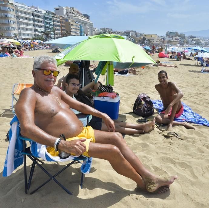 08-09-2020 LAS PALMAS DE GRAN CANARIA. Ambiente en la playa de Las Canteras por el festivo. Fotógrafo: ANDRES CRUZ  | 08/09/2020 | Fotógrafo: Andrés Cruz