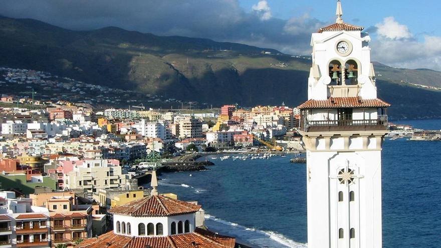 Primeros efectos de la DANA en Tenerife: el mar en Candelaria se tiñe de marrón