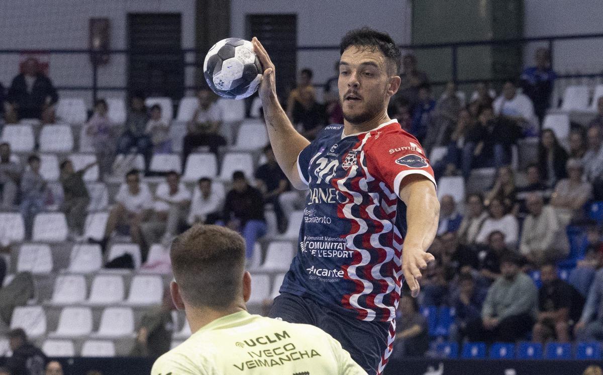 Ander Torriko intenta disparar durante el partido contra el Caserío Ciudad Real.
