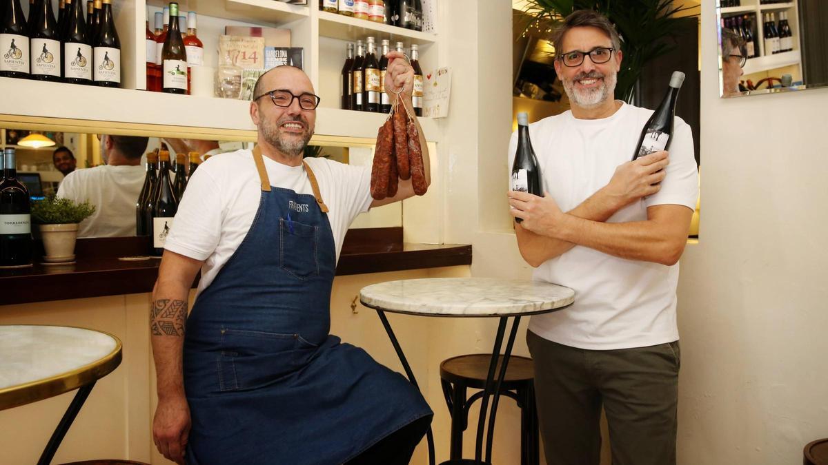 Pau Gascó con unas butifarras y Xavier Margarit con unas botella, en Fragments.