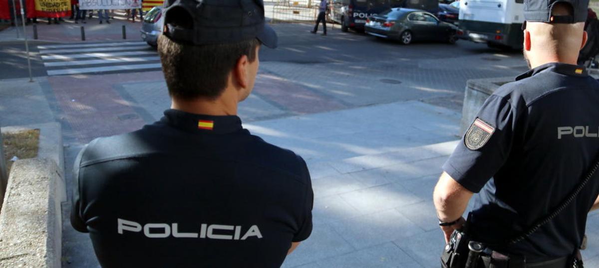 Dos agents a la Policia Nacional.