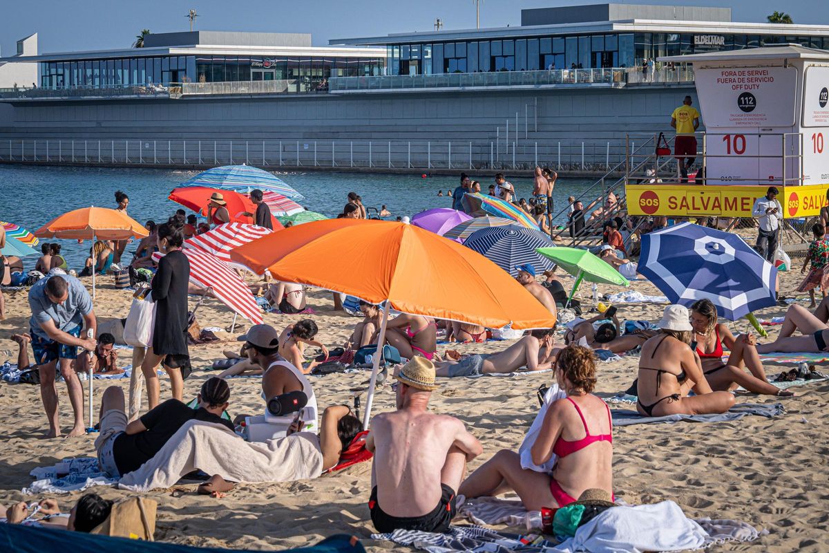 Barcelona recupera el ritmo normal en sus playas después de la verbena de Sant Joan