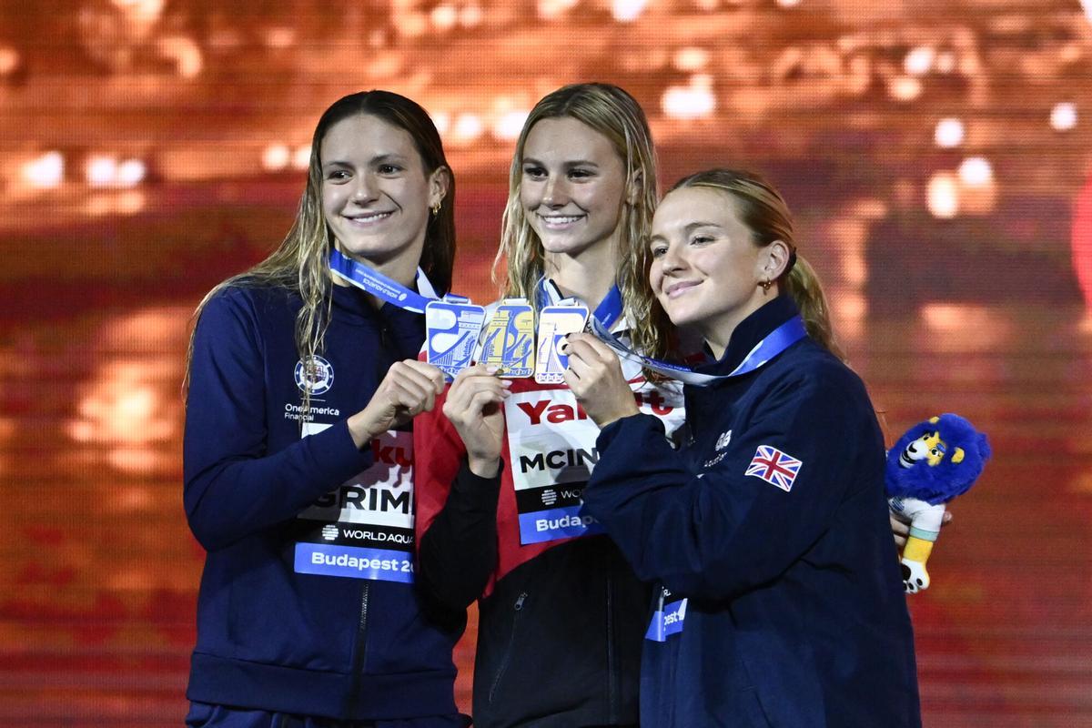 McIntosh (centro), celebra su victoria