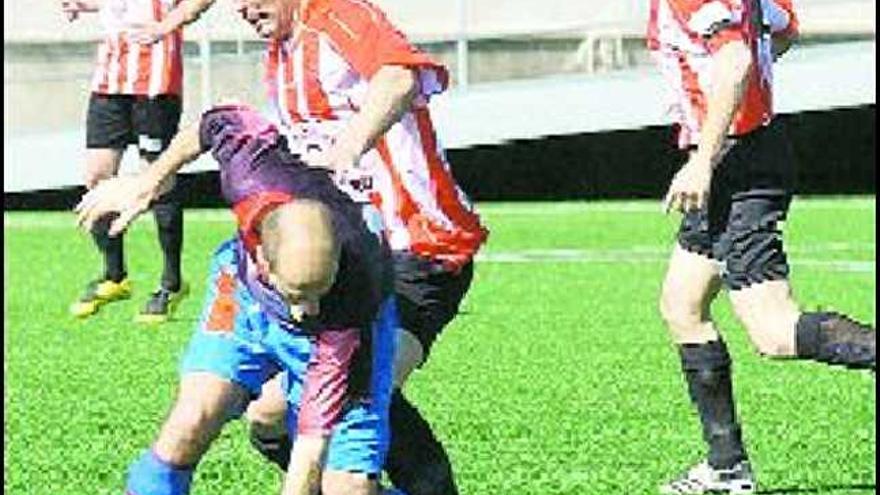 Jorge presiona al condalista Javi, con Valbuena a la expectativa.