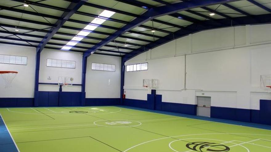 Imagen del interior del pabellón de baloncesto de Estepona.
