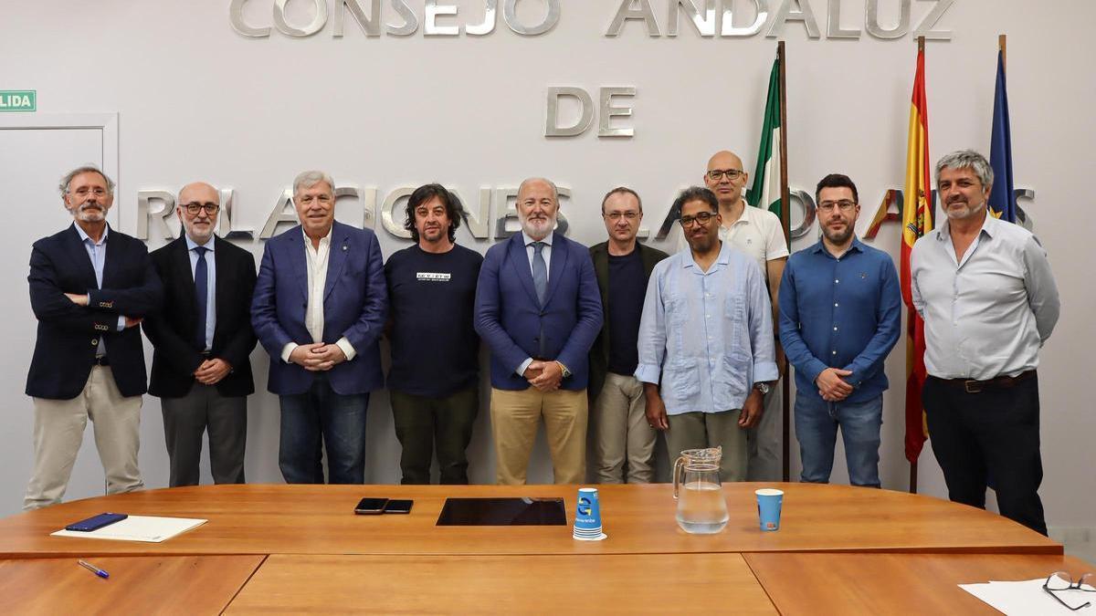 Fotode familia tras la firma del convenio.