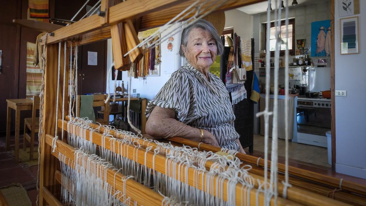 Nilia Bañares, detrás de su telar en su taller de San Francisco.