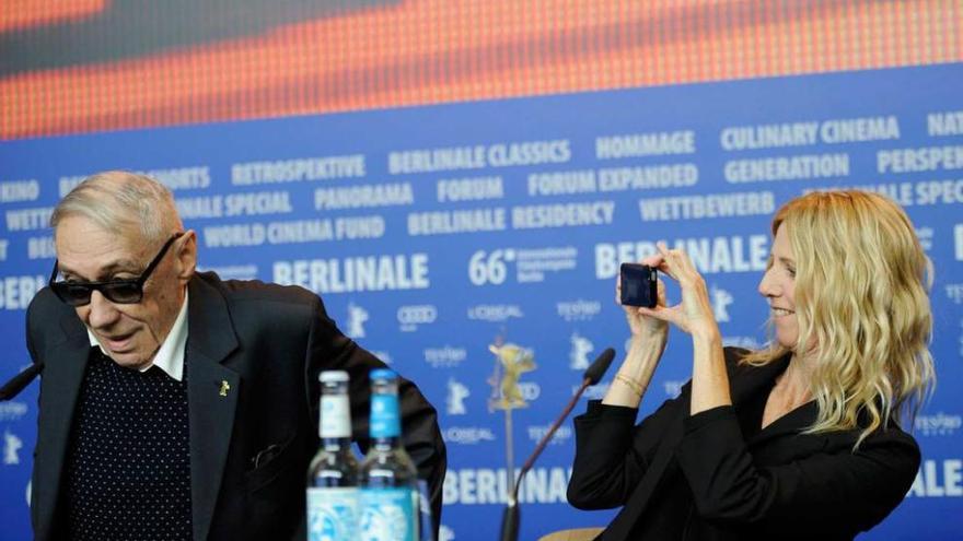 La actriz Sandrine Kiberlain fotografía a André Téchiné en la Berlinale.